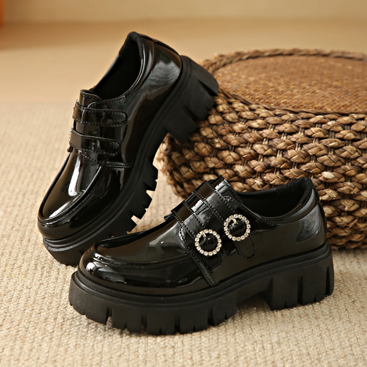 24 summer new all-matching platform small leather shoes jk school wind metal chain not tired foot Mary Jane platform shoes
24 summer new all-matching platform small leather shoes jk school wind metal chain not tired foot Mary Jane platform shoes