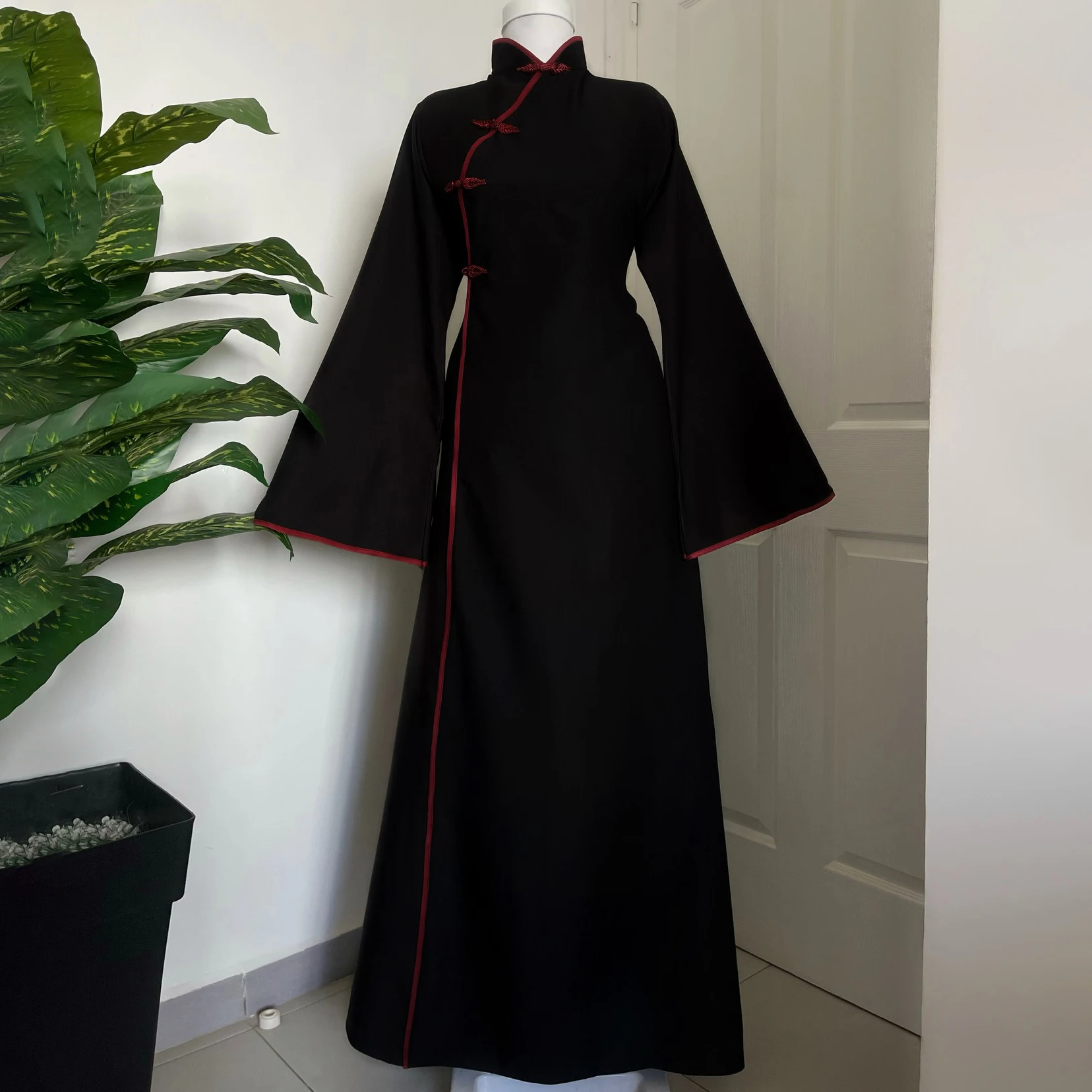 2026 New KT Women's Black Qipao Style Maxi Dress, Red Trim Frog Buttons, Flared Sleeve Modest Abaya
2026 New KT Women's Black Qipao Style Maxi Dress, Red Trim Frog Buttons, Flared Sleeve Modest Abaya