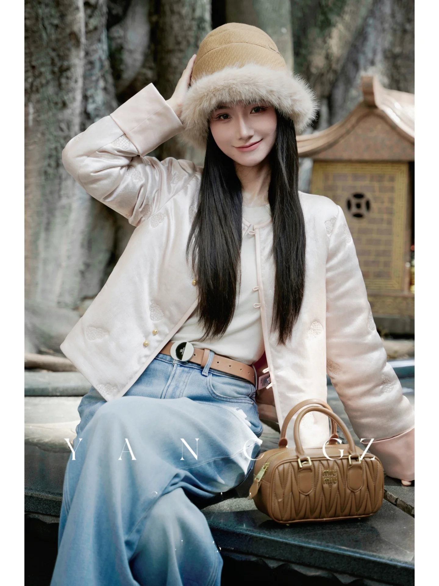 Новая женская хлопковая куртка в китайском стиле 2025 года, зимняя, с вышивкой в виде тыквы, свободного кроя, с длинными рукавами, круглым вырезом и пуговицами
Новая женская хлопковая куртка в китайском стиле 2025 года, зимняя, с вышивкой в виде тыквы, свободного кроя, с длинными рукавами, круглым вырезом и пуговицами