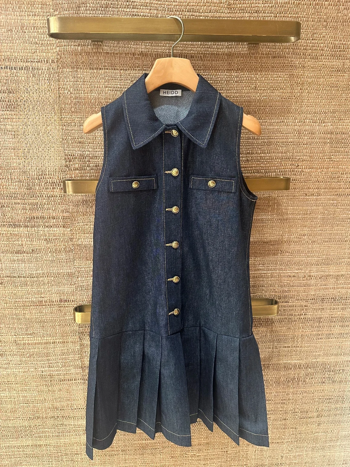 Винтажное джинсовое платье-юбка Heidd Pre-Fall с воротником, без рукавов, А-силуэт, с завышенной талией, из хлопковой марли, для города и повседневной носки
Винтажное джинсовое платье-юбка Heidd Pre-Fall с воротником, без рукавов, А-силуэт, с завышенной талией, из хлопковой марли, для города и повседневной носки
