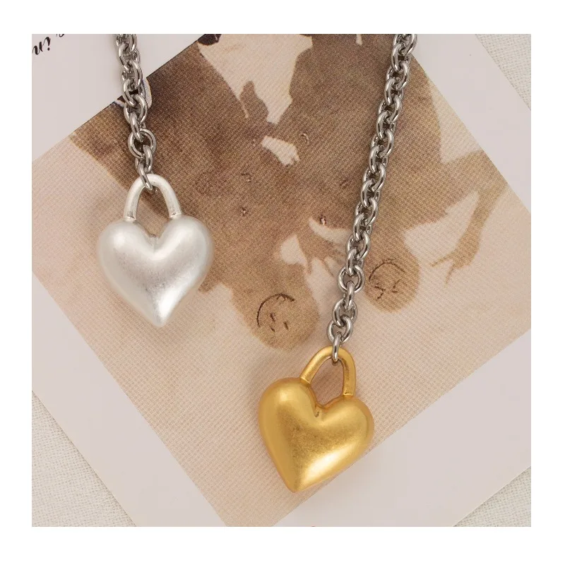 New Exaggerated Love Necklace, High-end Light Luxury Copper Gold-plated Two-color Peach Heart Collarbone Chain, Neck Chain.
New Exaggerated Love Necklace, High-end Light Luxury Copper Gold-plated Two-color Peach Heart Collarbone Chain, Neck Chain.