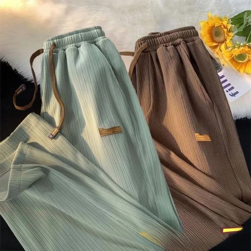 Мужские повседневные брюки из ледяного шелка, летние уличные трендовые дышащие брюки с тонкой свободной талией и широкими штанинами, удобные прямые брюки...
Мужские повседневные брюки из ледяного шелка, летние уличные трендовые дышащие брюки с тонкой свободной талией и широкими штанинами, удобные прямые брюки...