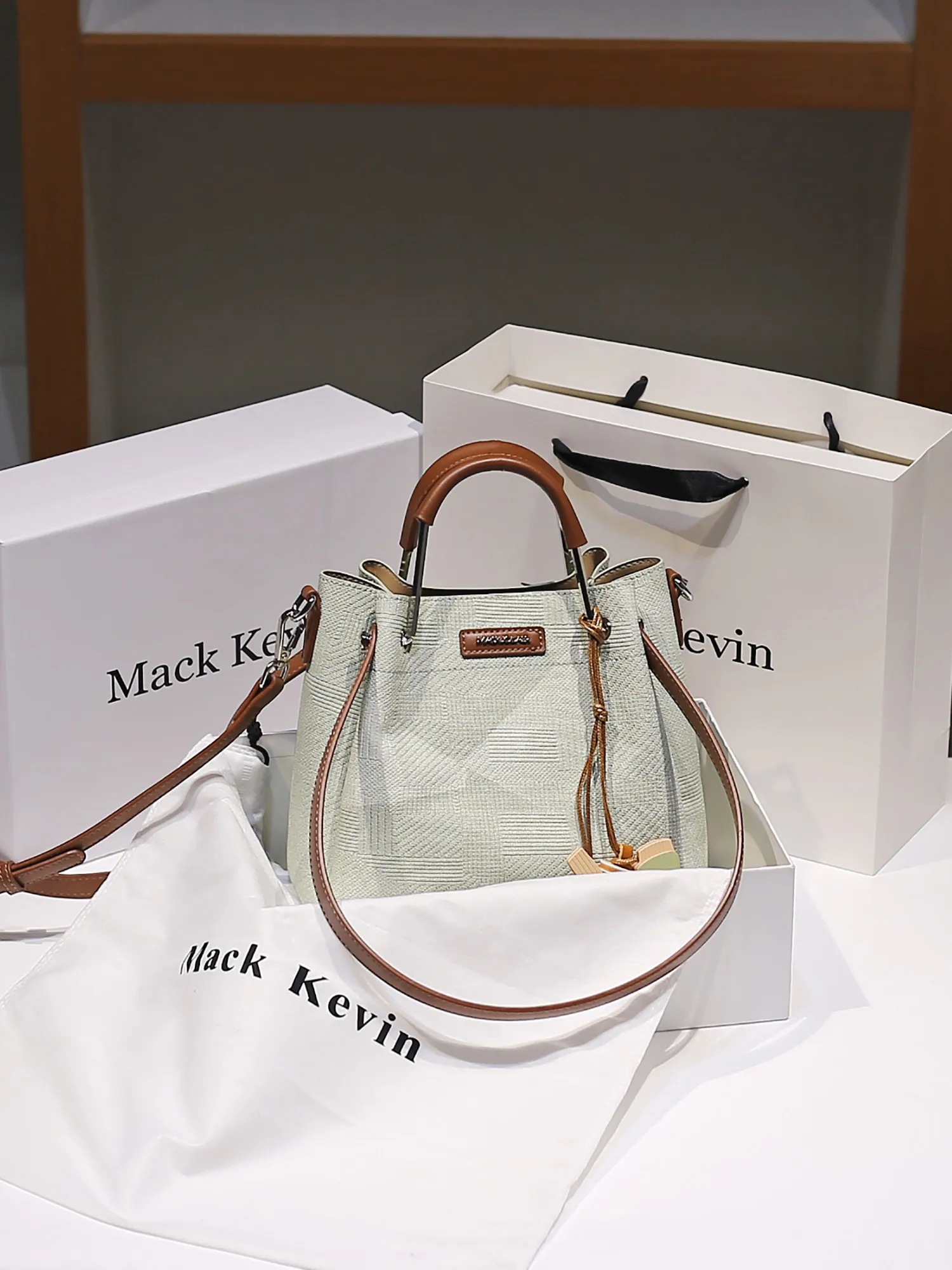 Luxury and Versatile Handheld Bucket Bag with Fashion Contrast Color and Premium Leather 2026 Women's New Fashion Crossbody Bag
Luxury and Versatile Handheld Bucket Bag with Fashion Contrast Color and Premium Leather 2026 Women's New Fashion Crossbody Bag