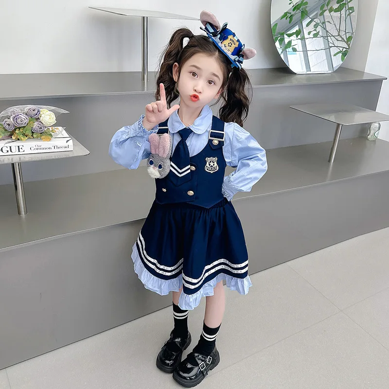 Комплект из трех предметов для девочек Disney: весенний новый милый костюм «Зверополис» — синяя рубашка, жилетка «Кролик-полицейский» и плиссированная юбка.
Комплект из трех предметов для девочек Disney: весенний новый милый костюм «Зверополис» — синяя рубашка, жилетка «Кролик-полицейский» и плиссированная юбка.