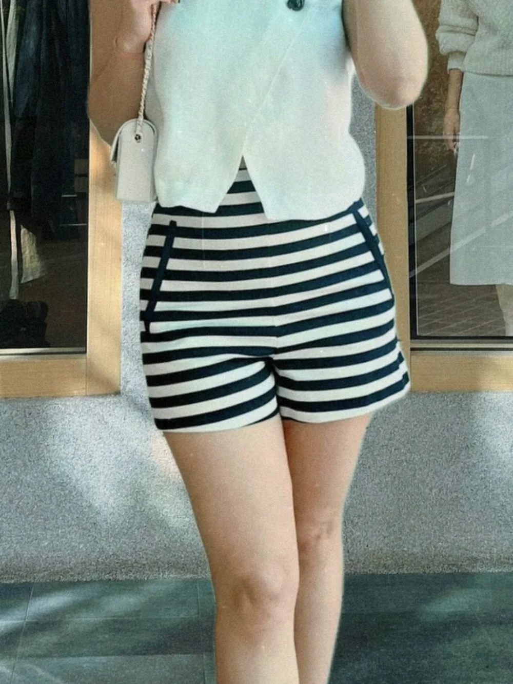 Casual shorts women solid color striped high waist mini shorts 2025 summer new fashion commuting vacation beach shorts
Casual shorts women solid color striped high waist mini shorts 2025 summer new fashion commuting vacation beach shorts