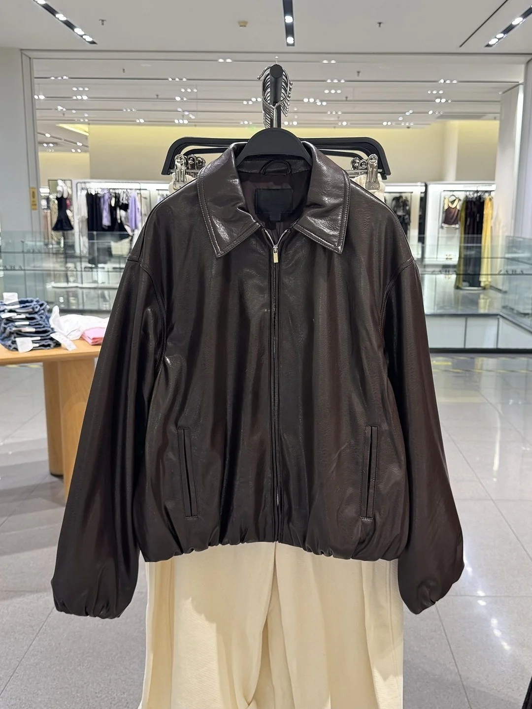 Fashionable Pilot Style Leather Jacket Women's Outerwear Spring Autumn New Arrival Versatile Collared Faux Leather Coat
Fashionable Pilot Style Leather Jacket Women's Outerwear Spring Autumn New Arrival Versatile Collared Faux Leather Coat
