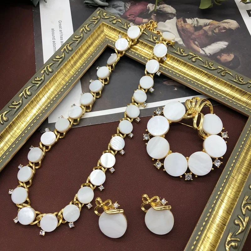 Vintage Brooch for Women Luxury Exquisite Elegant Golden Toned Beaded White Shell Flower Jewelry Perfect for Daily Wearing
Vintage Brooch for Women Luxury Exquisite Elegant Golden Toned Beaded White Shell Flower Jewelry Perfect for Daily Wearing