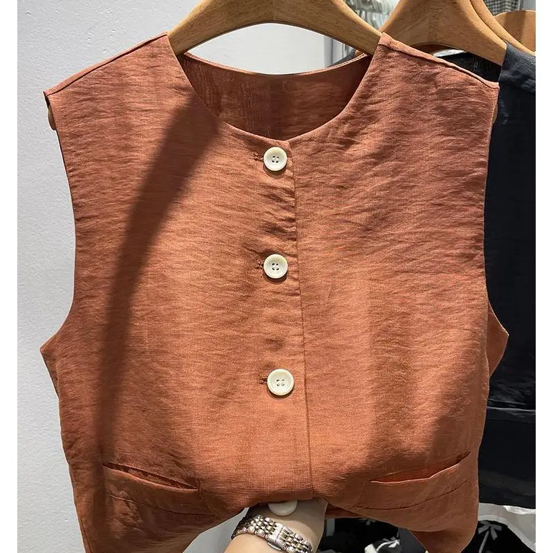 Casual Style Women's Tank Top Summer New Design Sensation Fashionable Versatile Sleeveless Shirt Trendy Button Detail Loose Fit
Casual Style Women's Tank Top Summer New Design Sensation Fashionable Versatile Sleeveless Shirt Trendy Button Detail Loose Fit