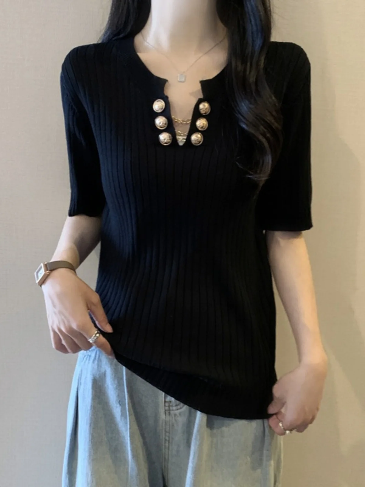 Black V-Neck Short Sleeve Ice Silk T-Shirt Women's Summer Base Layer Top Large Size Comfortable Unique Quality Korean Style
Black V-Neck Short Sleeve Ice Silk T-Shirt Women's Summer Base Layer Top Large Size Comfortable Unique Quality Korean Style