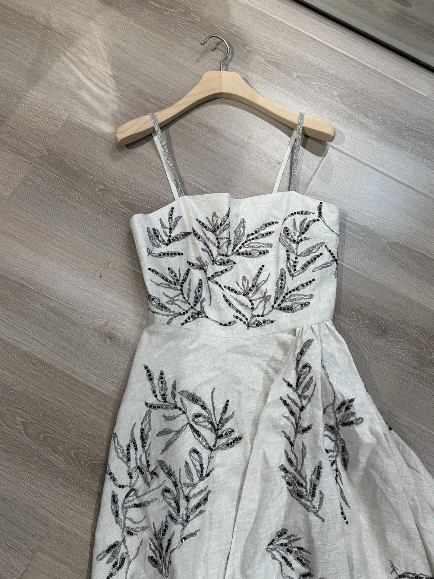 2025 Early Spring New High Quality Fashion Fallen Leaves Embroidery Design Linen Suspender Skirt For Women
2025 Early Spring New High Quality Fashion Fallen Leaves Embroidery Design Linen Suspender Skirt For Women