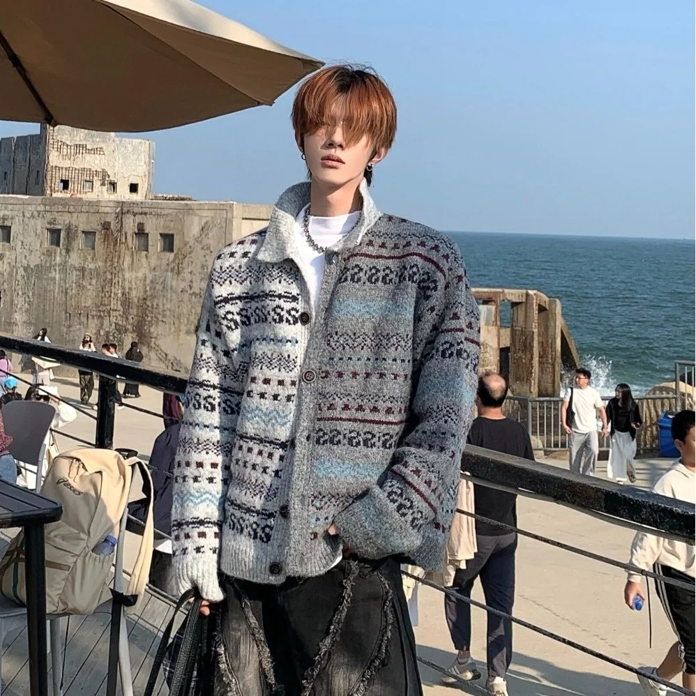 Мужской утепленный вязаный кардиган в винтажном стиле с контрастными вставками, на пуговицах, зимний, теплый, из полиэфирного волокна, свободного кроя, с длинными рукавами
Мужской утепленный вязаный кардиган в винтажном стиле с контрастными вставками, на пуговицах, зимний, теплый, из полиэфирного волокна, свободного кроя, с длинными рукавами