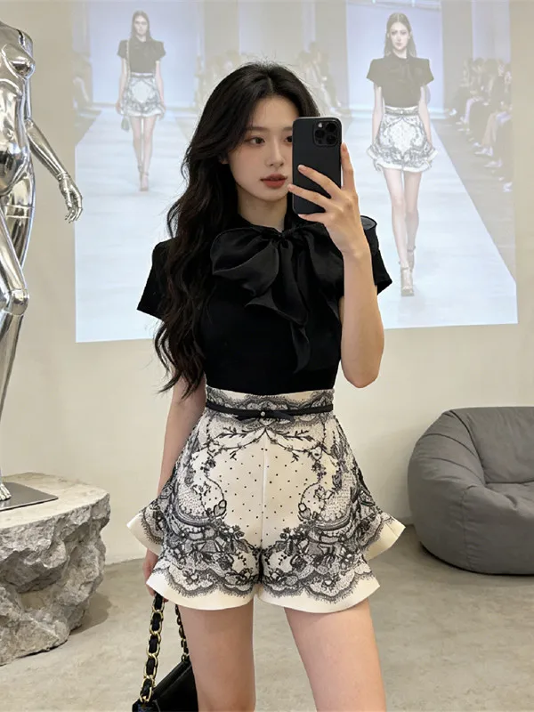Black Bowknot Short Sleeve T-Shirt Lace Trim Shorts Two Piece Set Women's Spring Summer Fashionable Outfit High Waist Pants
Black Bowknot Short Sleeve T-Shirt Lace Trim Shorts Two Piece Set Women's Spring Summer Fashionable Outfit High Waist Pants