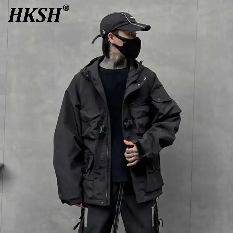 HKSH осень-зима мужская темная однотонная куртка функциональный свободный стиль сафари модная повседневная темная одежда с капюшоном верхние пальто HK2937
HKSH осень-зима мужская темная однотонная куртка функциональный свободный стиль сафари модная повседневная темная одежда с капюшоном верхние пальто HK2937