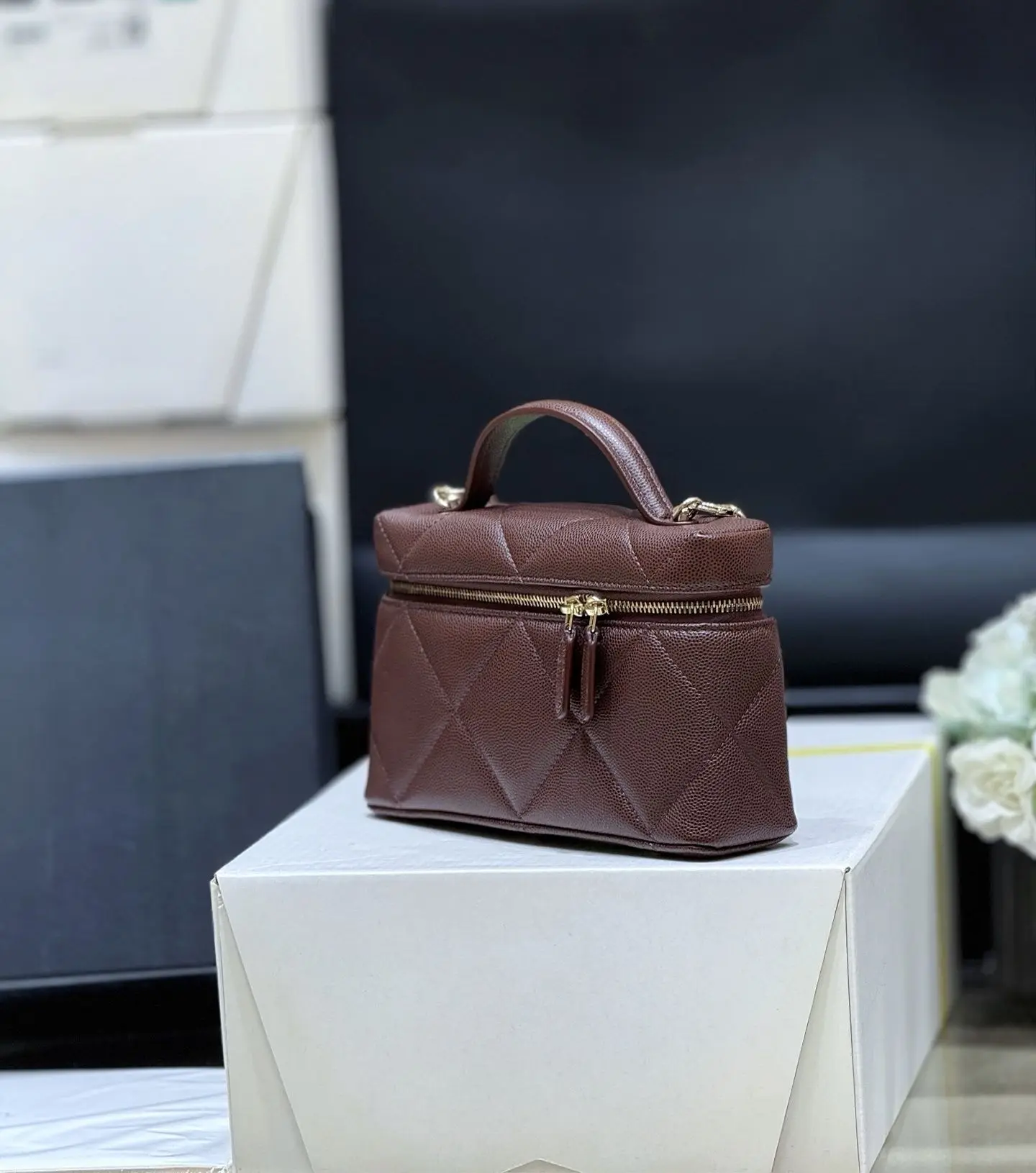 Luxury Leather Box Bag Women's Crossbody Makeup Pouch Diamond Pattern Chain Strap Soft Oval Shape Zipper Closure Handbag
Luxury Leather Box Bag Women's Crossbody Makeup Pouch Diamond Pattern Chain Strap Soft Oval Shape Zipper Closure Handbag