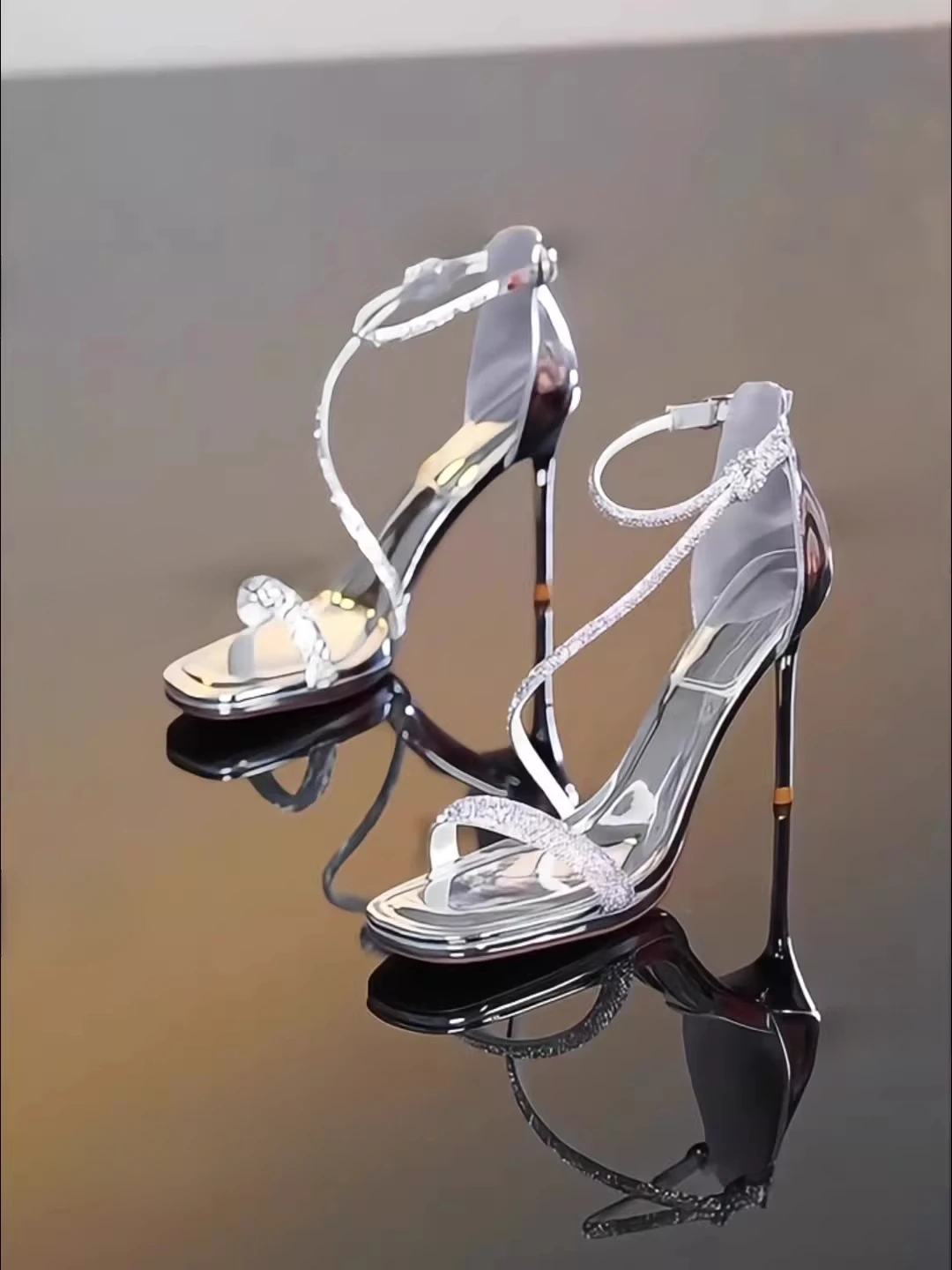 Summer New Women's Stiletto High Heels Sexy Fashion One Button Water Diamond Sandals
Summer New Women's Stiletto High Heels Sexy Fashion One Button Water Diamond Sandals