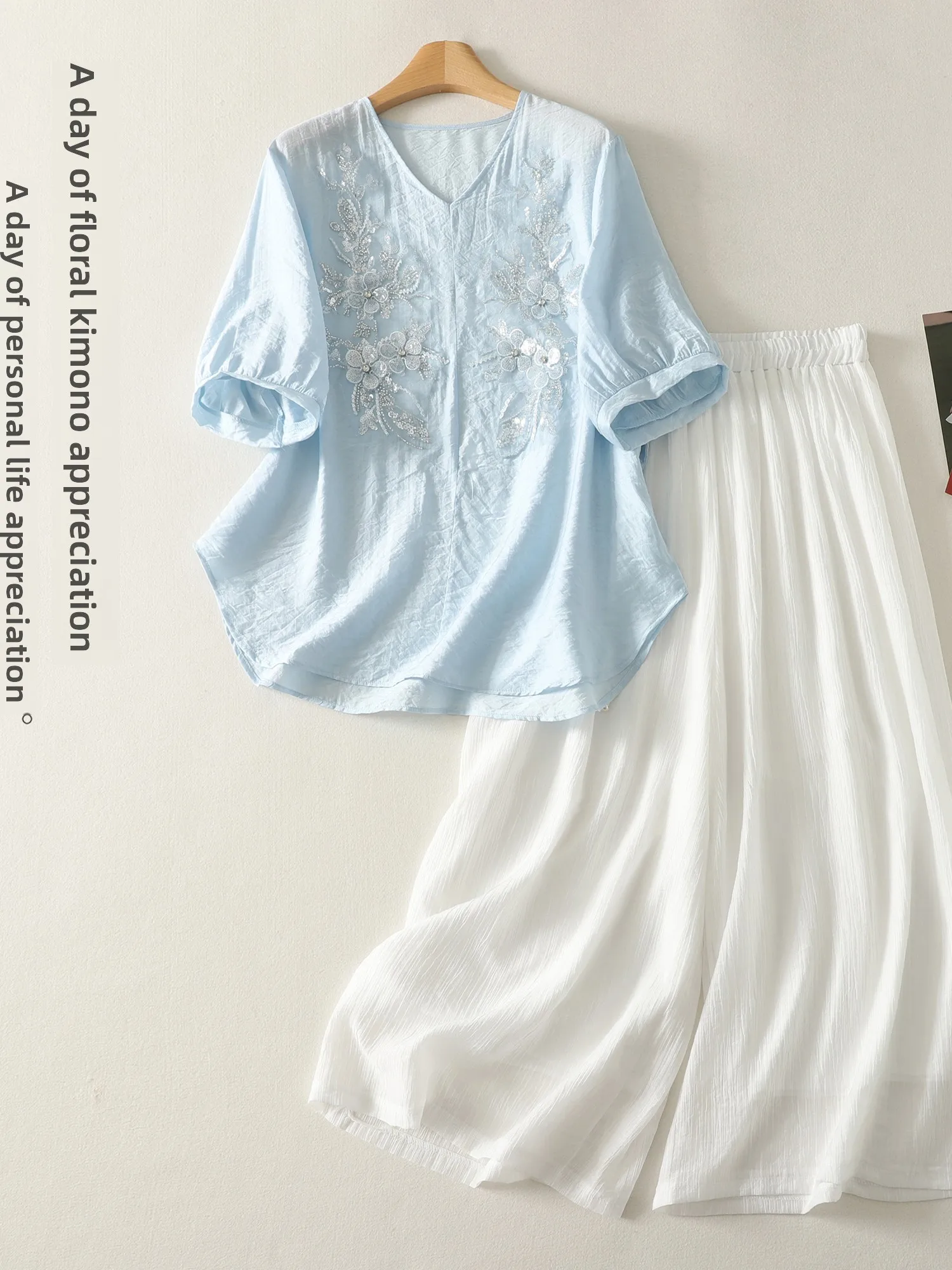Fashionable V-Neck Silk Beaded Embroidery Top And Wide Leg Pants Two-Piece Set Summer 2026 Casual Loose Fit Women's Ensemble
Fashionable V-Neck Silk Beaded Embroidery Top And Wide Leg Pants Two-Piece Set Summer 2026 Casual Loose Fit Women's Ensemble