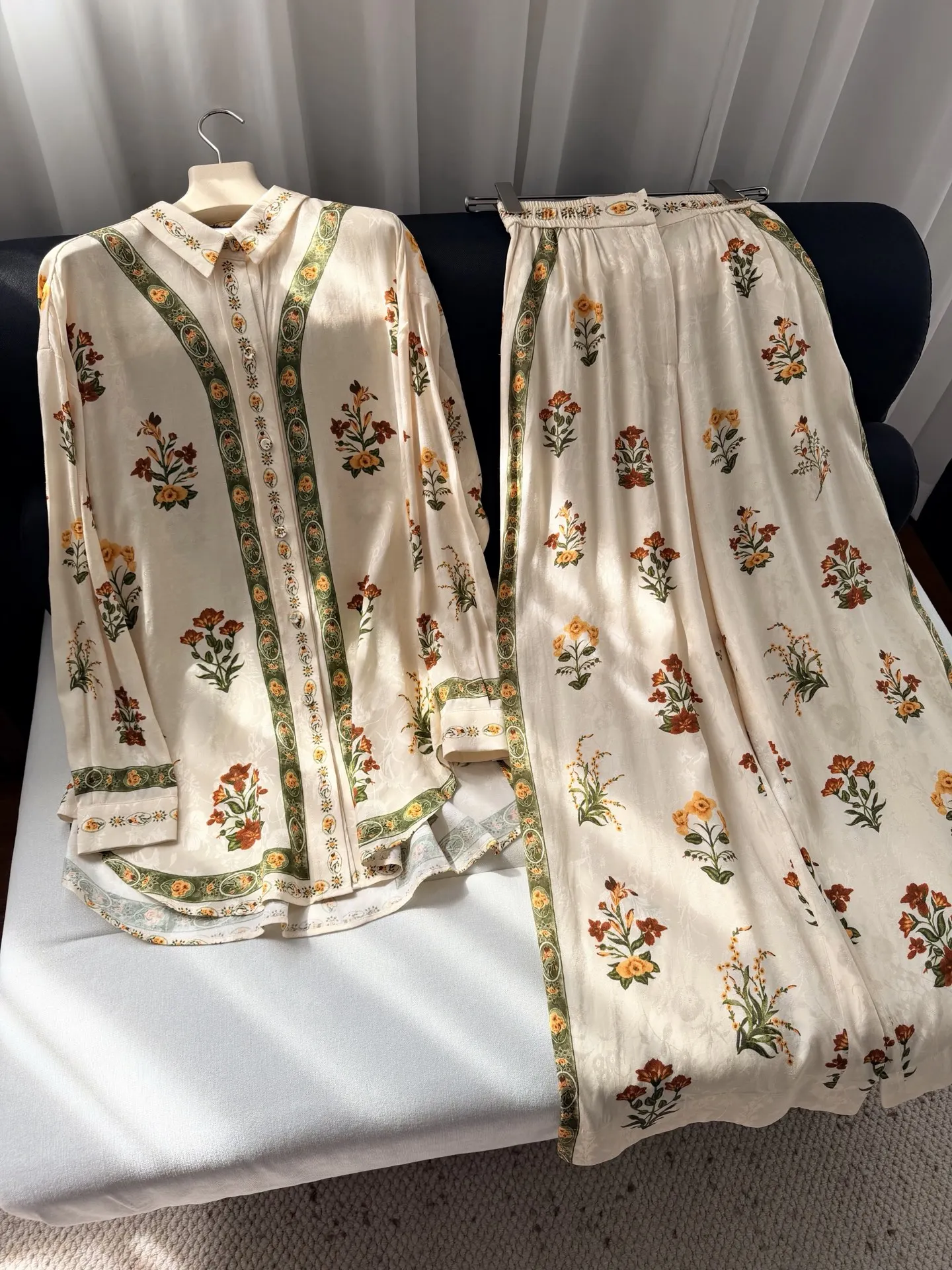 2026 Women's Flower Jacquard Set Long Sleeve Single Breasted Turn-down Collar Shirt + High Waist Straight Wide Leg Pants Suit
2026 Women's Flower Jacquard Set Long Sleeve Single Breasted Turn-down Collar Shirt + High Waist Straight Wide Leg Pants Suit