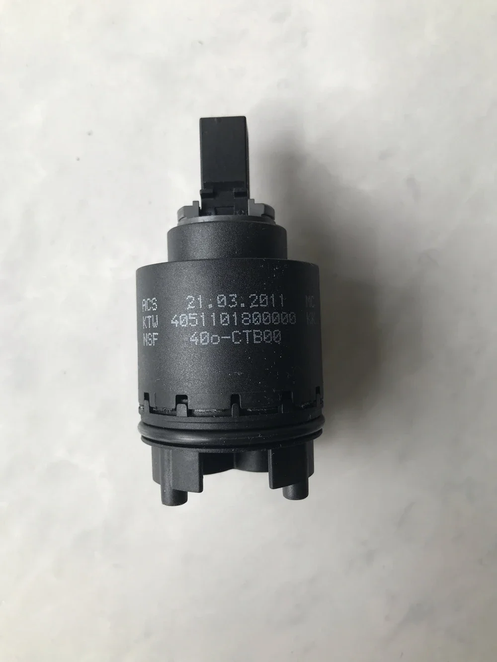 Современный смеситель, универсальный керамический клапан для горячей и холодной воды
Современный смеситель, универсальный керамический клапан для горячей и холодной воды