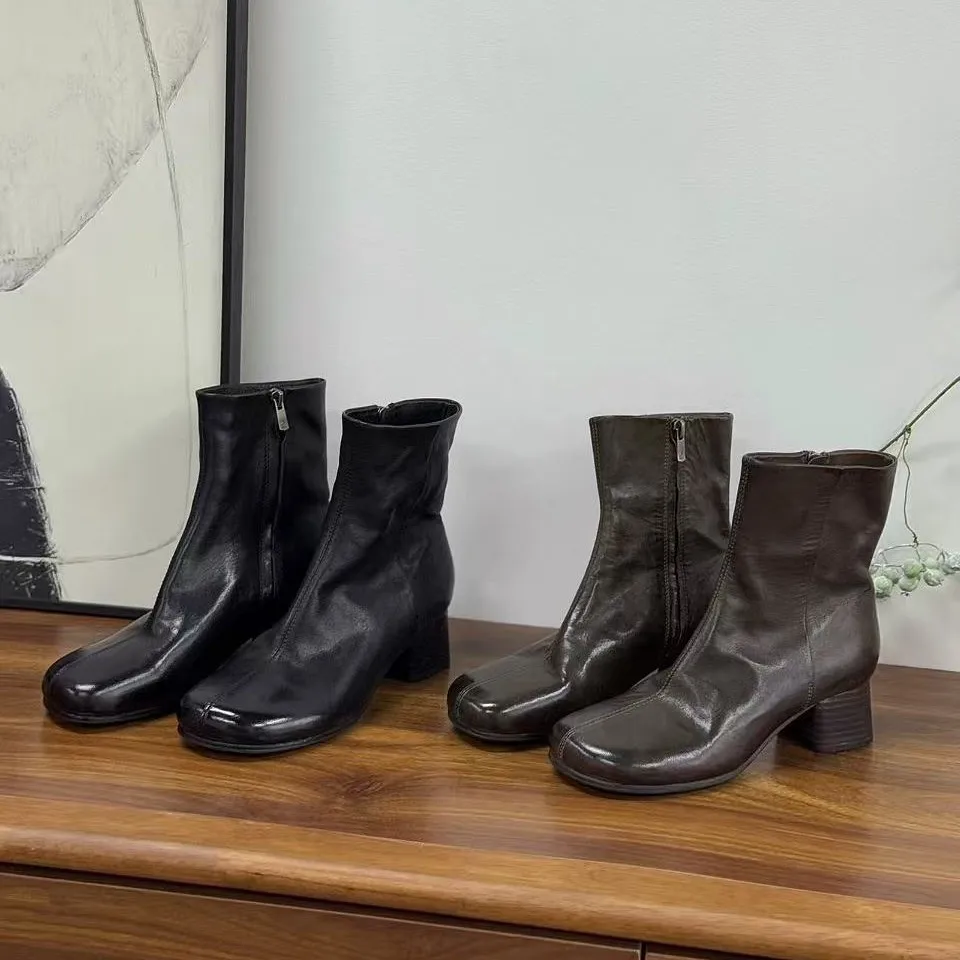 Женские короткие ботинки из мягкой кожи на низком каблуке, современные повседневные винтажные женские элегантные модные ботильоны на молнии, новинка зимы
Женские короткие ботинки из мягкой кожи на низком каблуке, современные повседневные винтажные женские элегантные модные ботильоны на молнии, новинка зимы