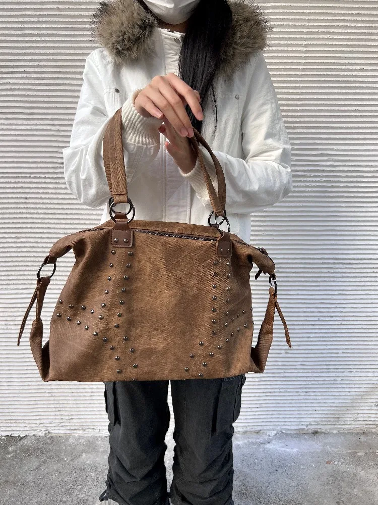 Women's Retro Rivet Tote Bag Commuter Large Capacity Shoulder Bag New Simple Underarm Large Bag
Women's Retro Rivet Tote Bag Commuter Large Capacity Shoulder Bag New Simple Underarm Large Bag