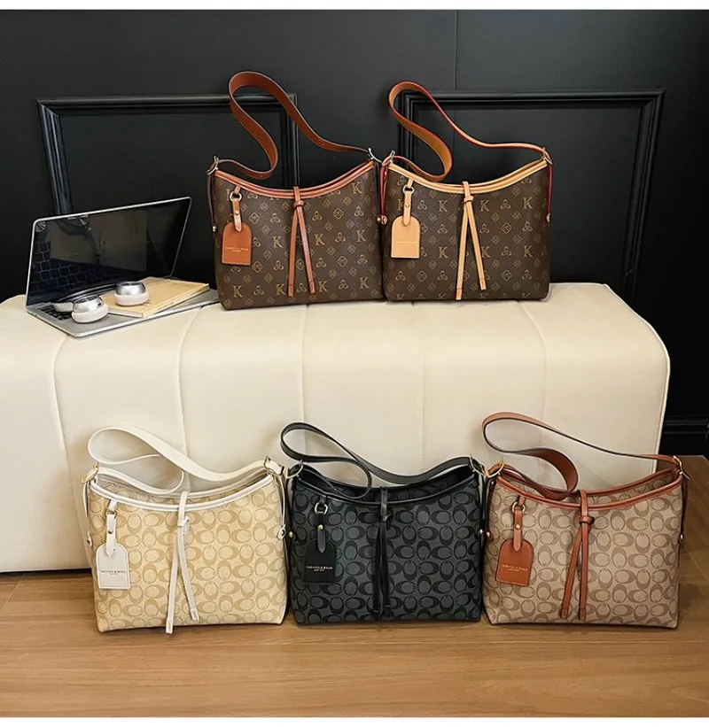 Classic Commuter Shopper Bag For Women With Large Capacity Minimalist Unique Leather Trendy Fashion
Classic Commuter Shopper Bag For Women With Large Capacity Minimalist Unique Leather Trendy Fashion