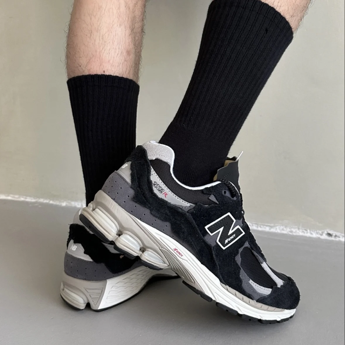 New Balance NB 2002R — универсальные, спортивные, прочные кроссовки с низким вырезом для мужчин и женщин, черного и серого цвета.
New Balance NB 2002R — универсальные, спортивные, прочные кроссовки с низким вырезом для мужчин и женщин, черного и серого цвета.