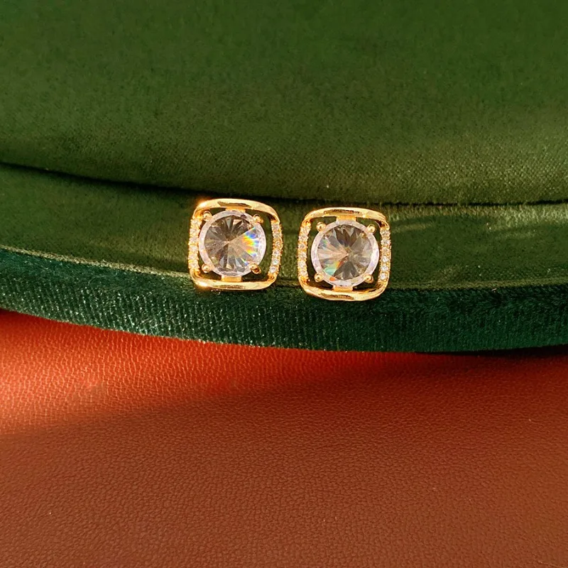 Luxury Square Zircon Stud Earrings Gold Plated Halo Design Elegant Versatile Earrings for Women
Luxury Square Zircon Stud Earrings Gold Plated Halo Design Elegant Versatile Earrings for Women