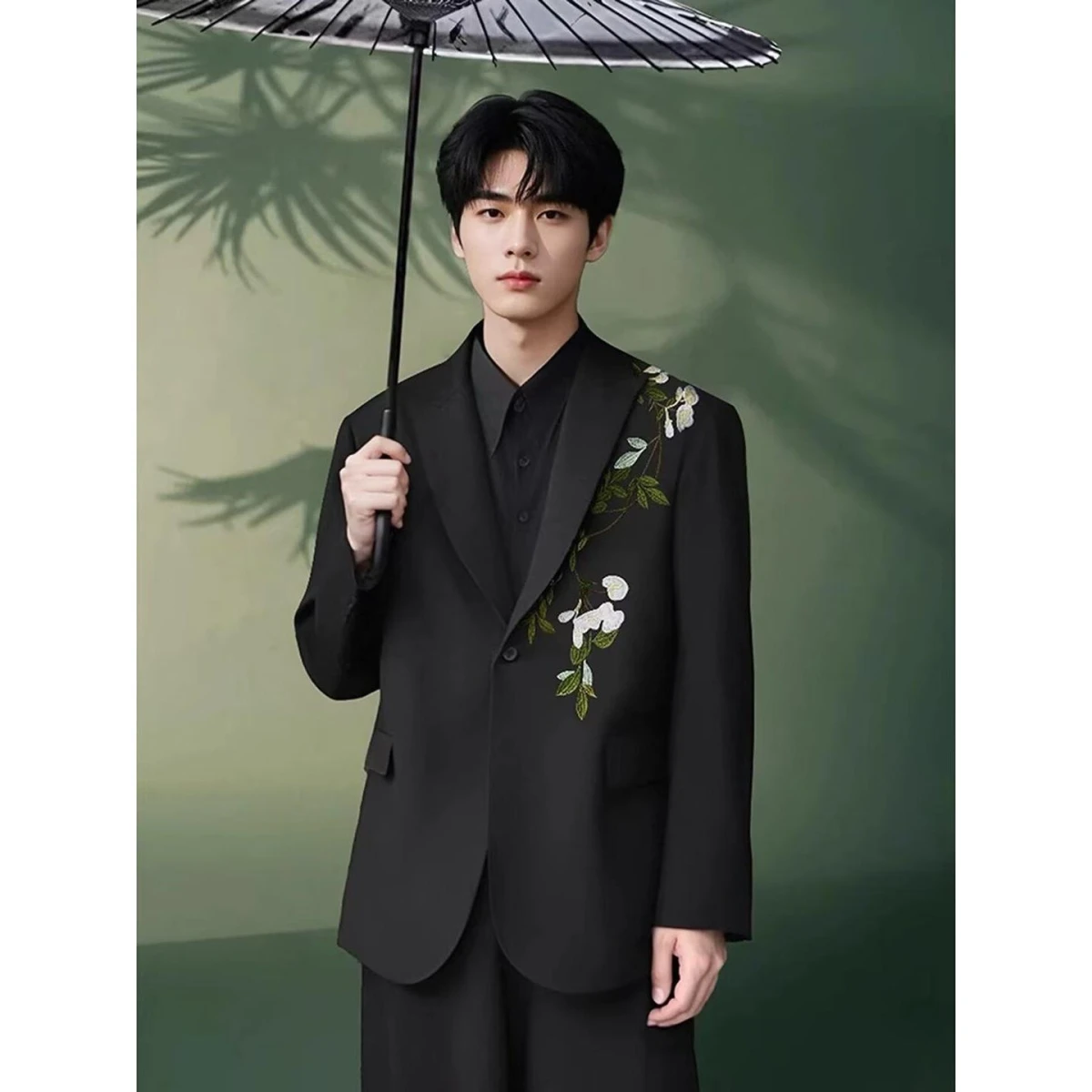 Bla Цветочная вышивка Традиционный китайский мужской костюм с воротником-стойкой Jaet Свободный крой Длинный свек Зимний повседневный модный
Bla Цветочная вышивка Традиционный китайский мужской костюм с воротником-стойкой Jaet Свободный крой Длинный свек Зимний повседневный модный