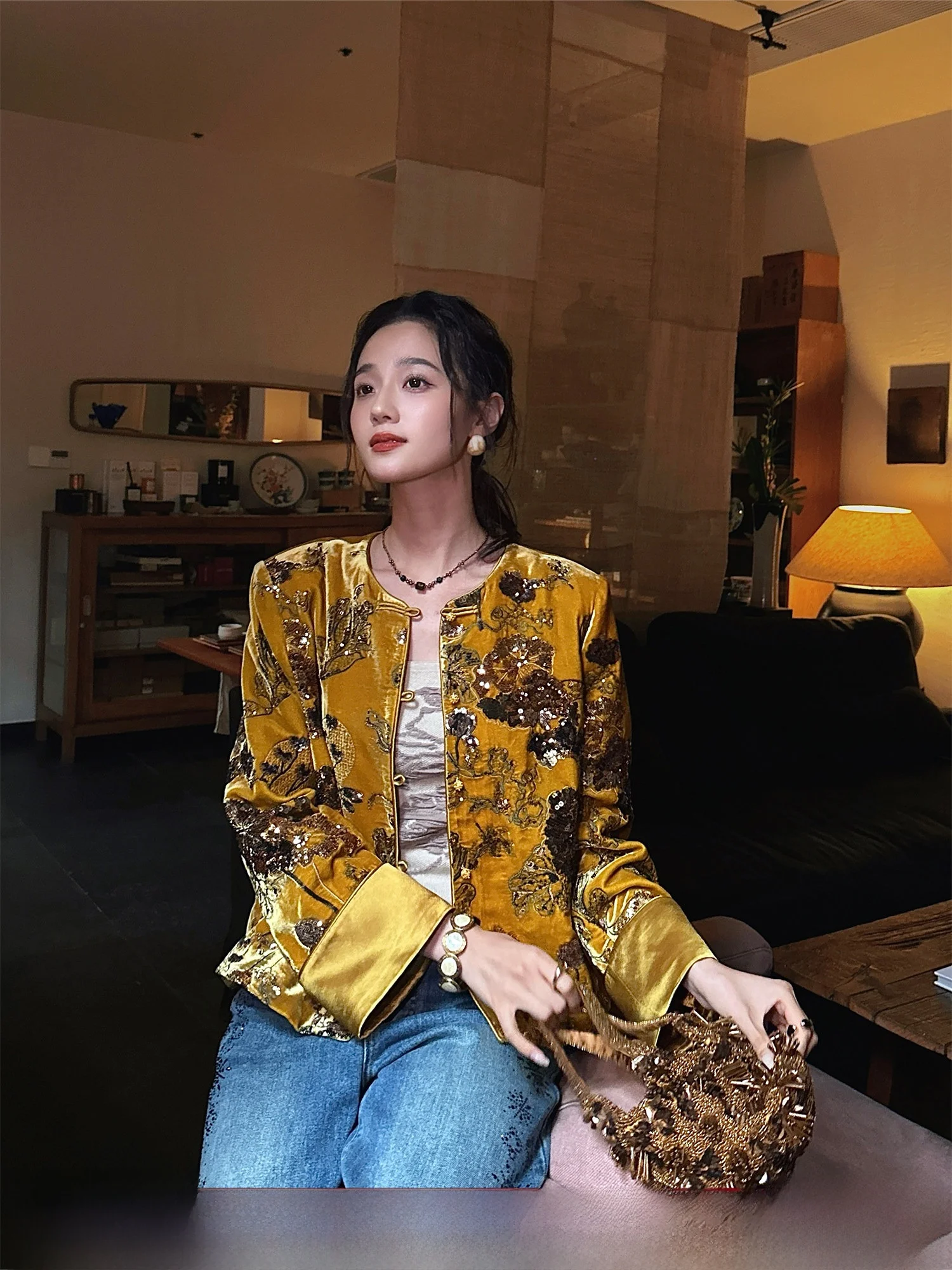 Sanji Bla Flower Que Xian Новая китайская верхняя одежда для ранней осени в национальном стиле, шелковый бархатный топ, модный, с круглым вырезом, трендовый
Sanji Bla Flower Que Xian Новая китайская верхняя одежда для ранней осени в национальном стиле, шелковый бархатный топ, модный, с круглым вырезом, трендовый