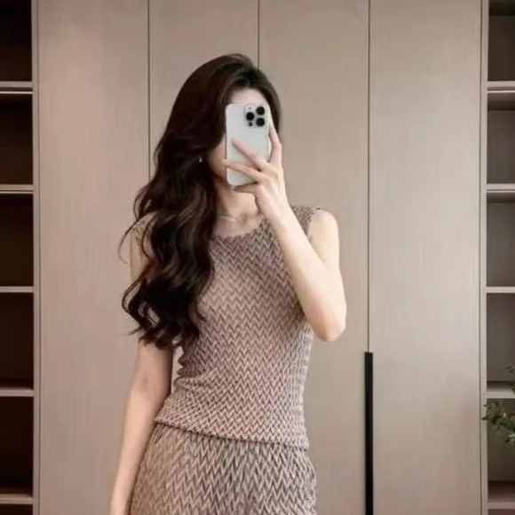 Miyake Pleated 2026 Spring and Summer New Hand-pleated Solid-coloured Bottoming Shirt Vest Pleated Temperament Casual Thin Tops
Miyake Pleated 2026 Spring and Summer New Hand-pleated Solid-coloured Bottoming Shirt Vest Pleated Temperament Casual Thin Tops