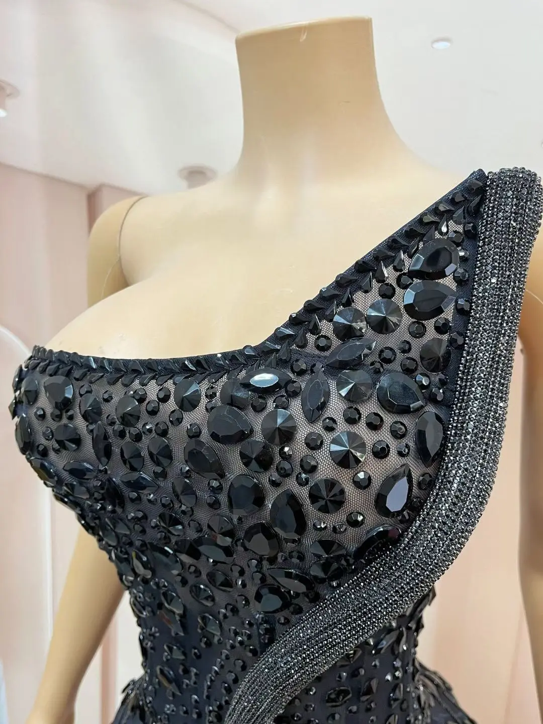 Sheduanqun Sparkly Black Rhinestone One Shoulder Sheer Mesh Chain Fringe Dress Perfect for Nightclub and Birthday Parties
Sheduanqun Sparkly Black Rhinestone One Shoulder Sheer Mesh Chain Fringe Dress Perfect for Nightclub and Birthday Parties