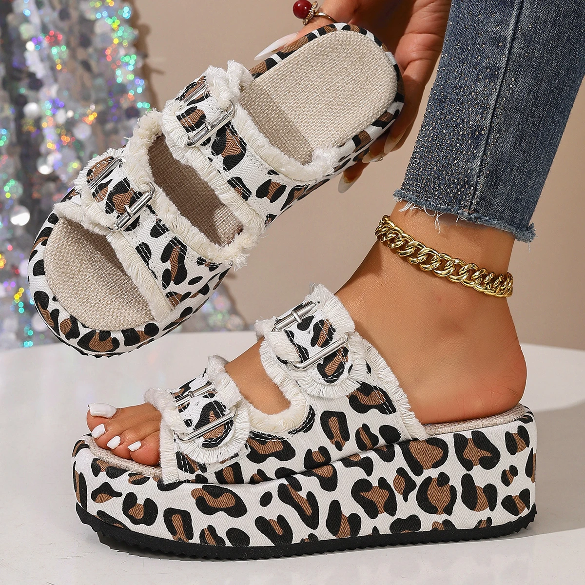 Женские летние тапочки, сандалии в римском стиле, отпускная богемная обувь с открытым носком для женщин, женские шлепанцы на толстой подошве и платформе на плоской подошве
Женские летние тапочки, сандалии в римском стиле, отпускная богемная обувь с открытым носком для женщин, женские шлепанцы на толстой подошве и платформе на плоской подошве