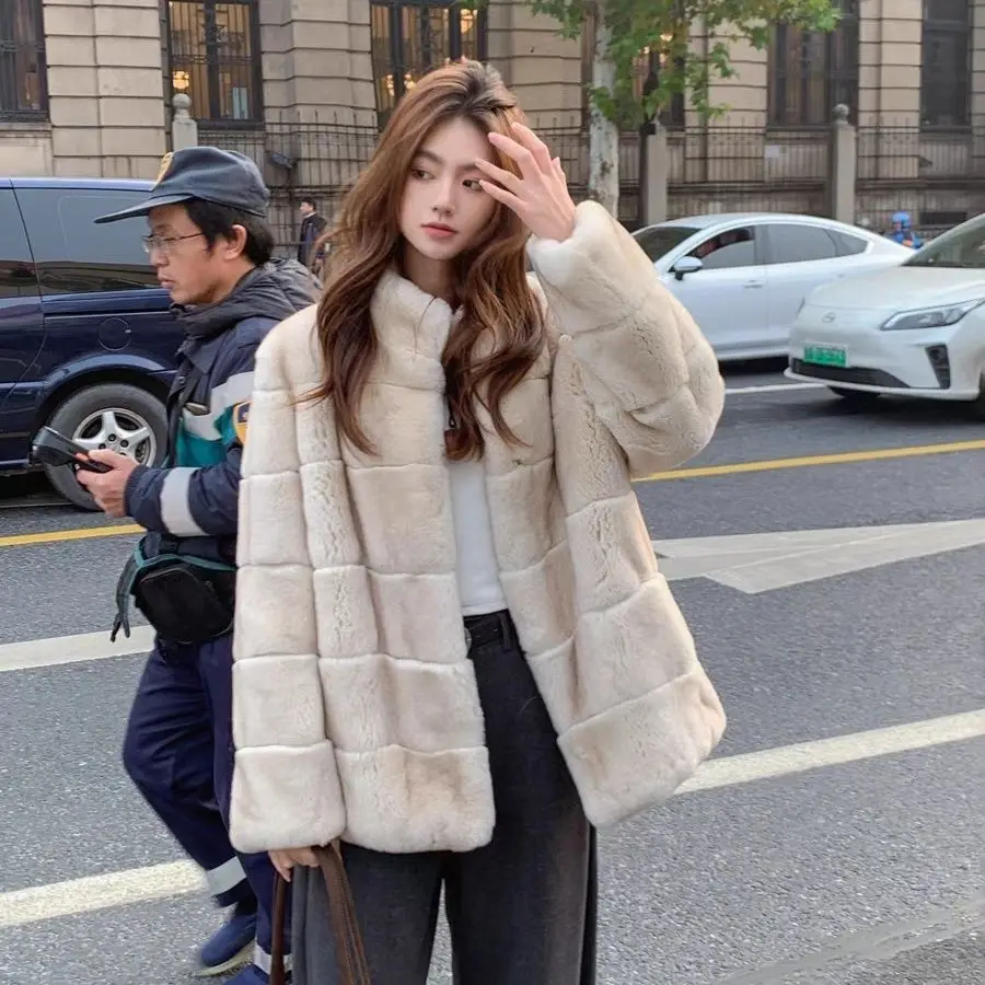 Элегантные пальто из искусственного меха, женские красивые бомберы для фестиваля мамы, минималистичная полая верхняя одежда, подкладка с перьями, авангардная шнуровка, ветрозащитная
Элегантные пальто из искусственного меха, женские красивые бомберы для фестиваля мамы, минималистичная полая верхняя одежда, подкладка с перьями, авангардная шнуровка, ветрозащитная
