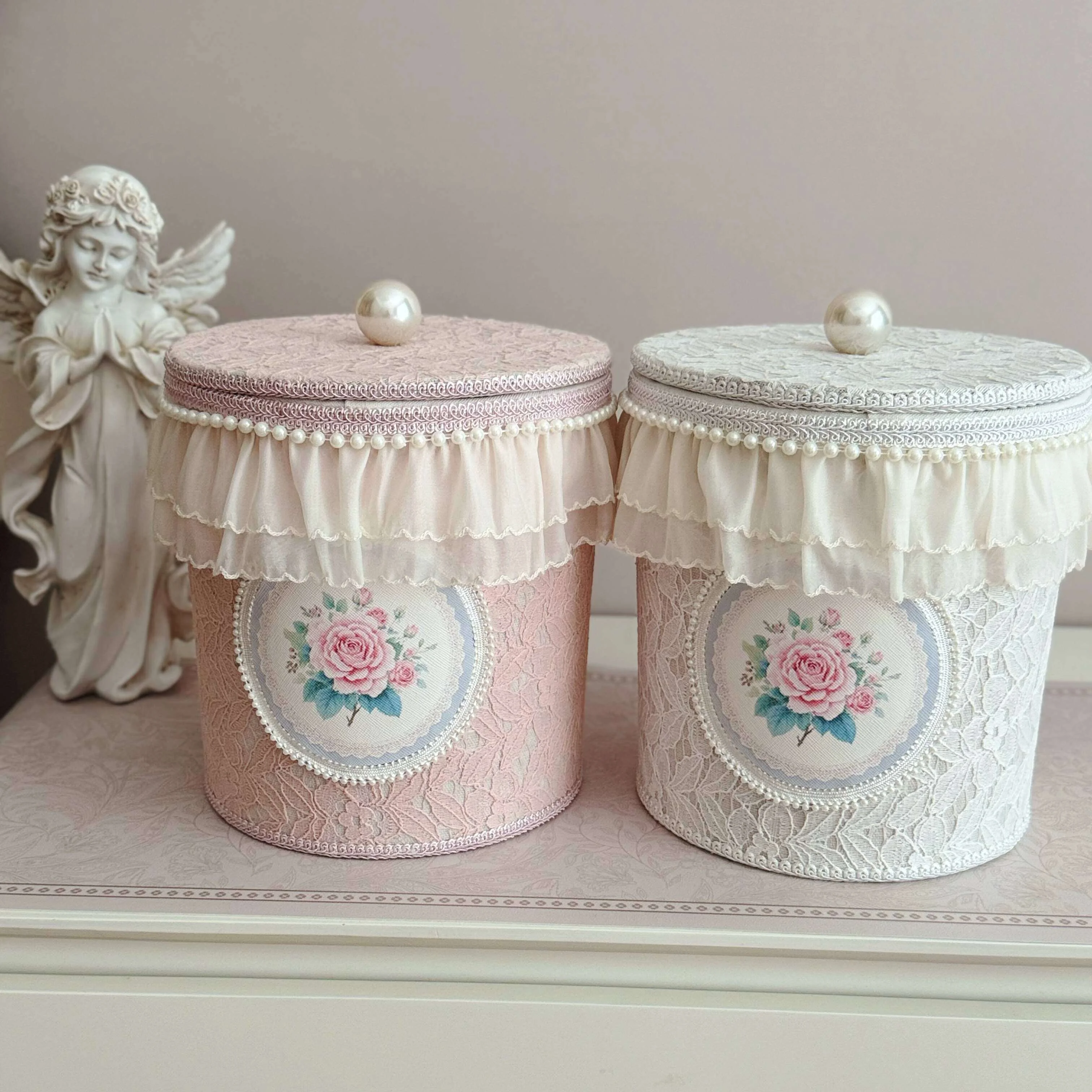 New Embroidered Lace Storage Bin With Lid European Retro Style Storage Box With Lid Desktop Sundries Organize Storage Basket
New Embroidered Lace Storage Bin With Lid European Retro Style Storage Box With Lid Desktop Sundries Organize Storage Basket