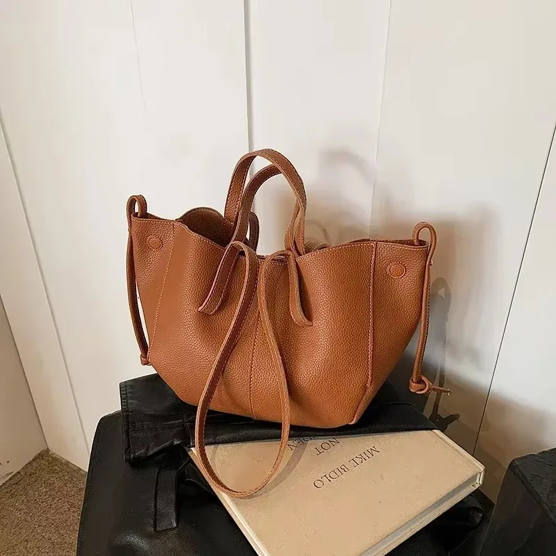 PU Large Capacity Retro Tote Bag New Versatile 2025 High Quality Fashionable Casual Premium Single Commute Underarm Shoulder Bag
PU Large Capacity Retro Tote Bag New Versatile 2025 High Quality Fashionable Casual Premium Single Commute Underarm Shoulder Bag