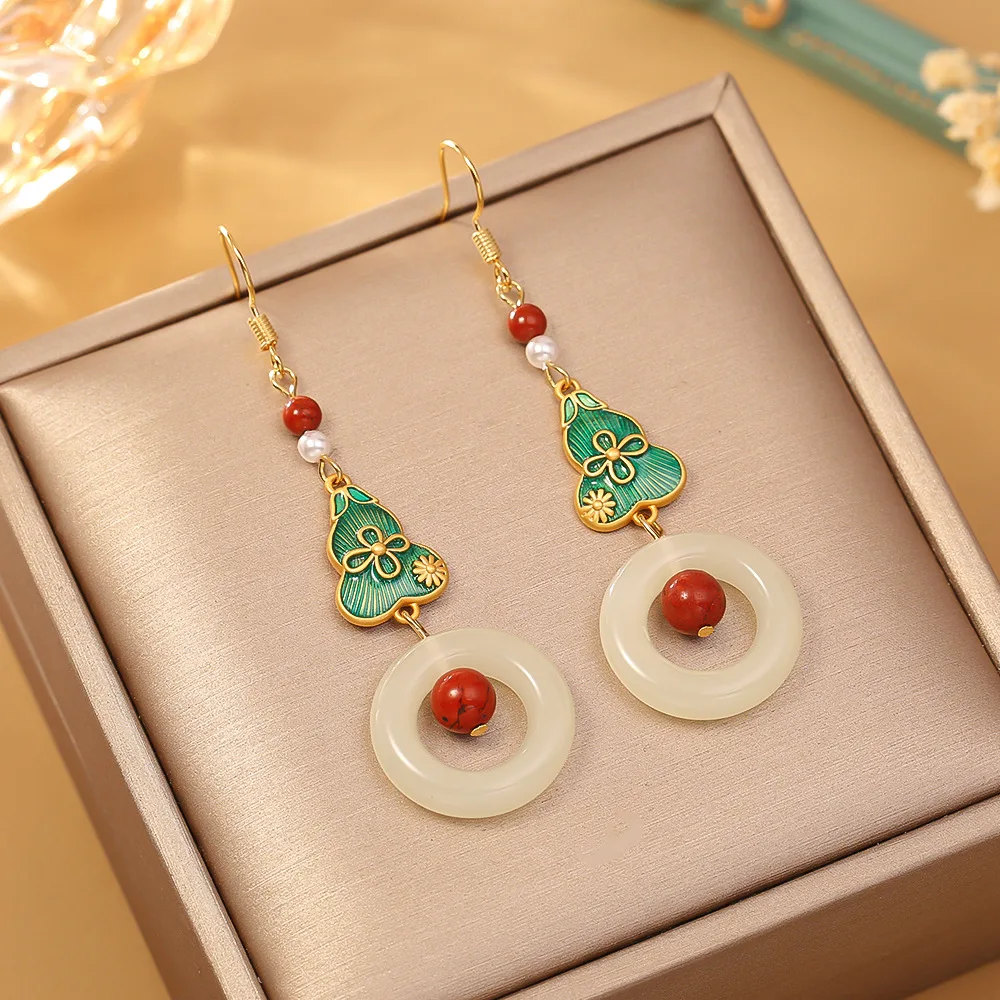 Fashionable and exquisite painted enamel ear hooks, high-end, light and luxurious, long earrings, elegant and versatile earrings
Fashionable and exquisite painted enamel ear hooks, high-end, light and luxurious, long earrings, elegant and versatile earrings