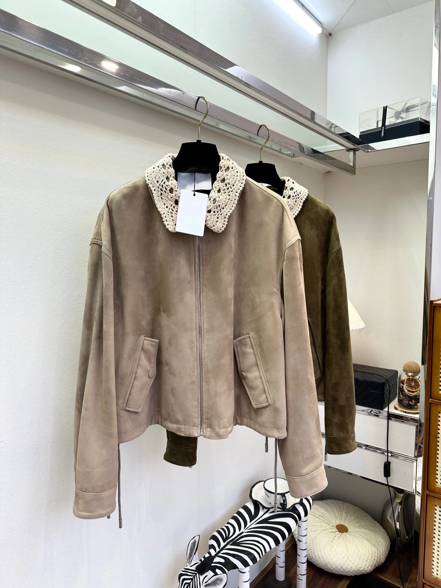 High Quality Sheepskin Jacket Causal Women's Army Green Nubuck Leather Coat Fashion Ladies Beige Suede Jacket Lace Collar
High Quality Sheepskin Jacket Causal Women's Army Green Nubuck Leather Coat Fashion Ladies Beige Suede Jacket Lace Collar