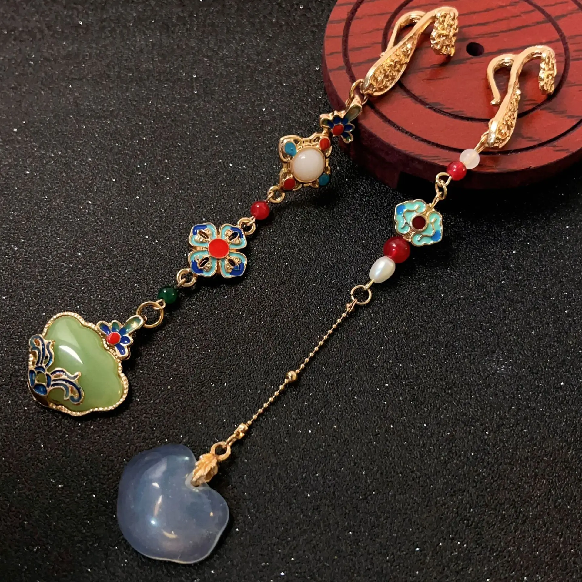 New Chinese Style Cheongsam Tassel Pendant Brooch Retro Oriental Ornament Traditional Hanfu Tea Clothes Jewelry For Women
New Chinese Style Cheongsam Tassel Pendant Brooch Retro Oriental Ornament Traditional Hanfu Tea Clothes Jewelry For Women
