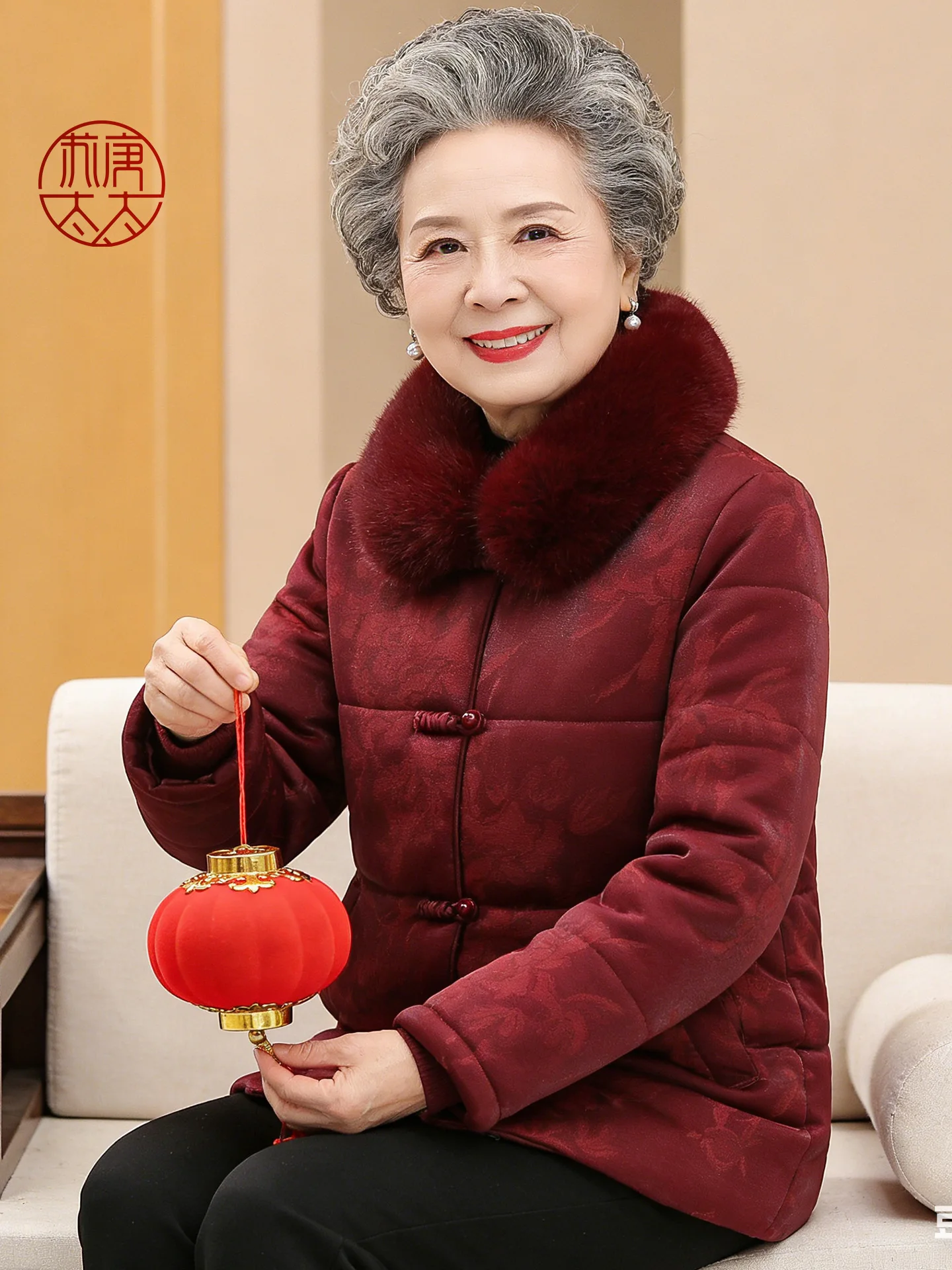 Утепленная хлопковая куртка с воротником из искусственного меха для женщин среднего и старшего возраста, теплая зимняя верхняя одежда, новогодняя одежда
Утепленная хлопковая куртка с воротником из искусственного меха для женщин среднего и старшего возраста, теплая зимняя верхняя одежда, новогодняя одежда