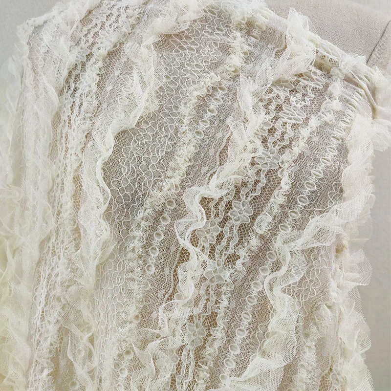 Модная текстурированная тюлевая ткань с вышивкой, полосатым кружевом и рюшами для пошива платьев, свадебных нарядов и одежды.
Модная текстурированная тюлевая ткань с вышивкой, полосатым кружевом и рюшами для пошива платьев, свадебных нарядов и одежды.