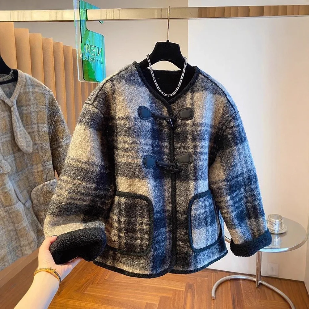 Women's Oversized Thickened Lamb Fur Coat Winter New Arrival Checkered Color Block Design Buttoned Woolen Outerwear
Women's Oversized Thickened Lamb Fur Coat Winter New Arrival Checkered Color Block Design Buttoned Woolen Outerwear