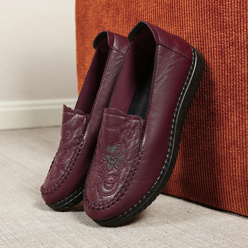 Vintage scroll flower embroidered faux leather slip-on loafers, smooth wrinkled leather upper,lightweight daily outdoor flats
Vintage scroll flower embroidered faux leather slip-on loafers, smooth wrinkled leather upper,lightweight daily outdoor flats
