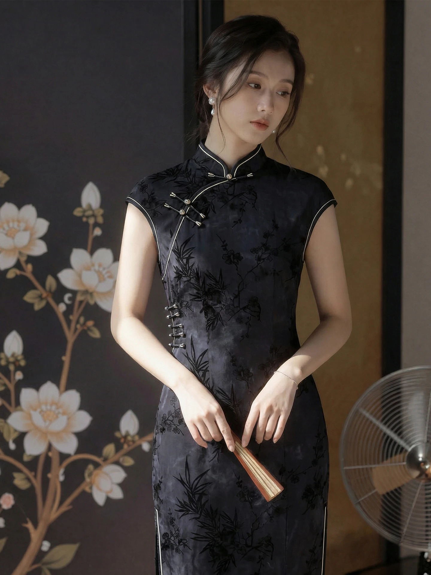 Elegant Black Velvet Sleeveless Dress Vintage Style Breathable Long Skirt for Women Daily Wear Low Slit Floral Pattern
Elegant Black Velvet Sleeveless Dress Vintage Style Breathable Long Skirt for Women Daily Wear Low Slit Floral Pattern