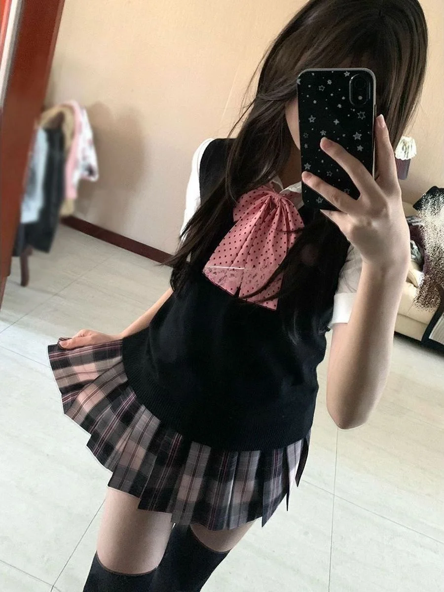 Original Knitted JK Uniform School Uniform Set with Vest over Shirt Breathable Polyester Fabric College Style Four-Piece Set
Original Knitted JK Uniform School Uniform Set with Vest over Shirt Breathable Polyester Fabric College Style Four-Piece Set