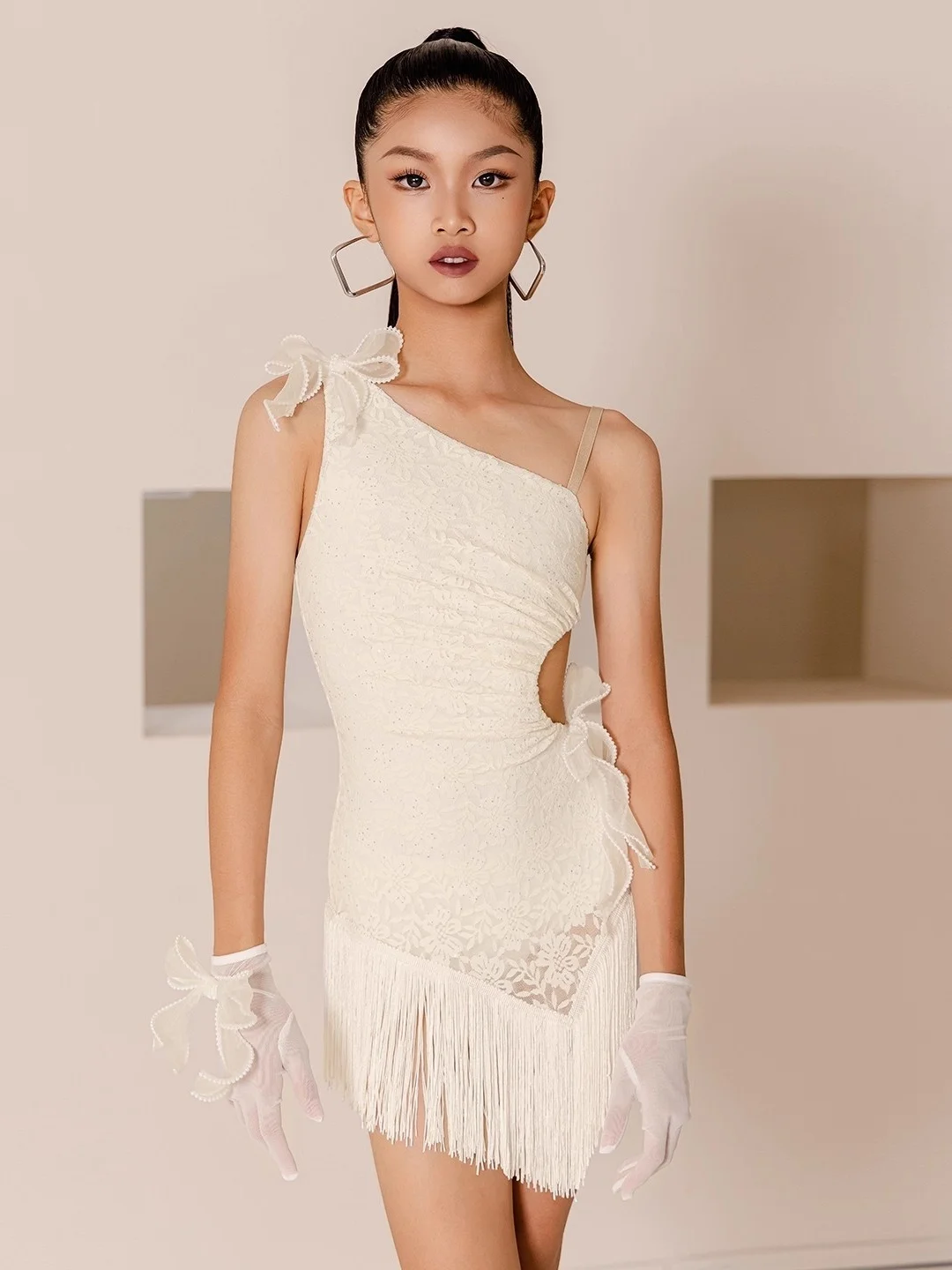 Детский костюм для латинских танцев для девочек, современный танцевальный костюм, диагональный плечевой ремень, юбка с кисточками, платье для выступлений
Детский костюм для латинских танцев для девочек, современный танцевальный костюм, диагональный плечевой ремень, юбка с кисточками, платье для выступлений