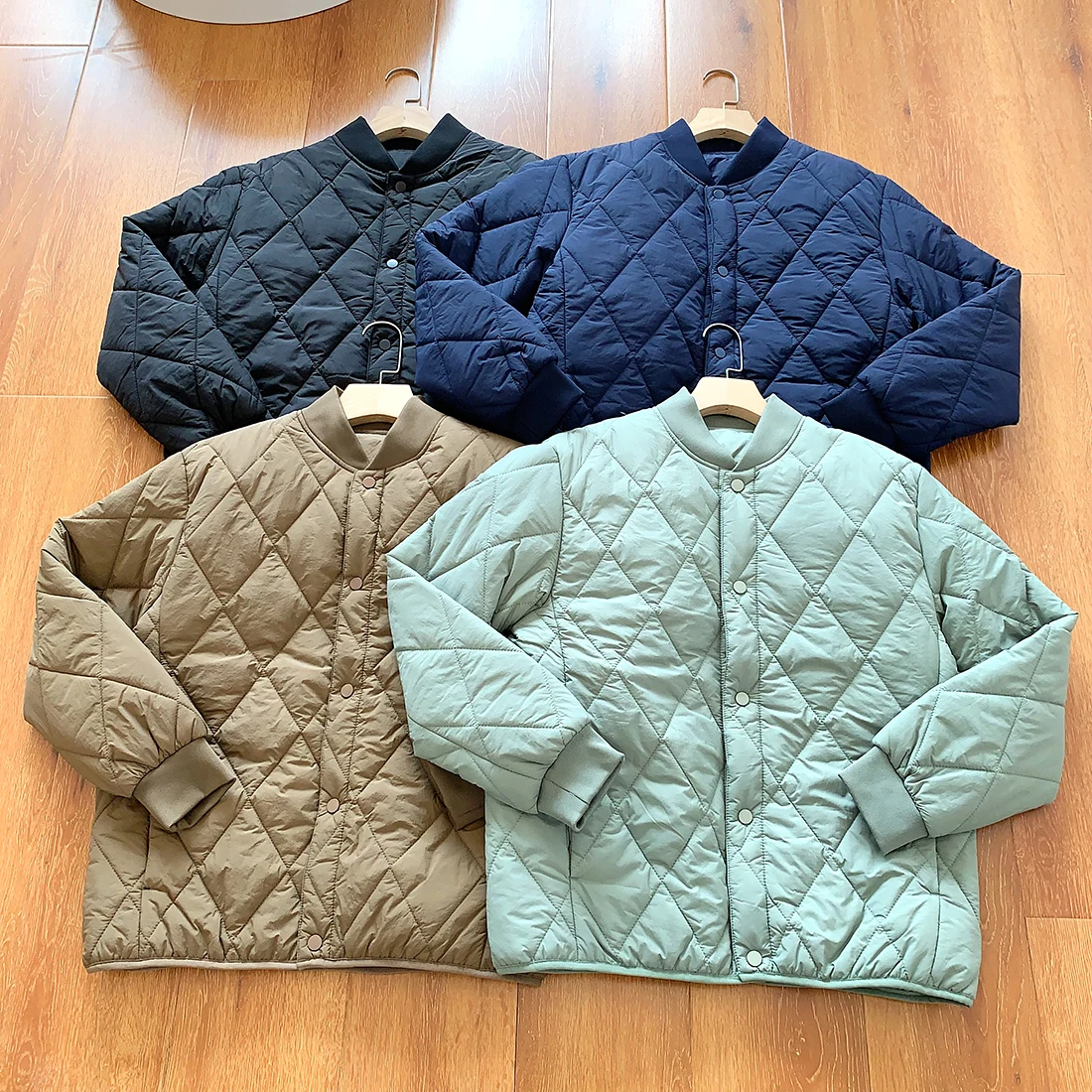 Утепленная уличная куртка унисекс с ромбовидным узором, водонепроницаемая, из хлопка, в американском стиле, бейсбольная, теплая зимняя, утяжеленная
Утепленная уличная куртка унисекс с ромбовидным узором, водонепроницаемая, из хлопка, в американском стиле, бейсбольная, теплая зимняя, утяжеленная