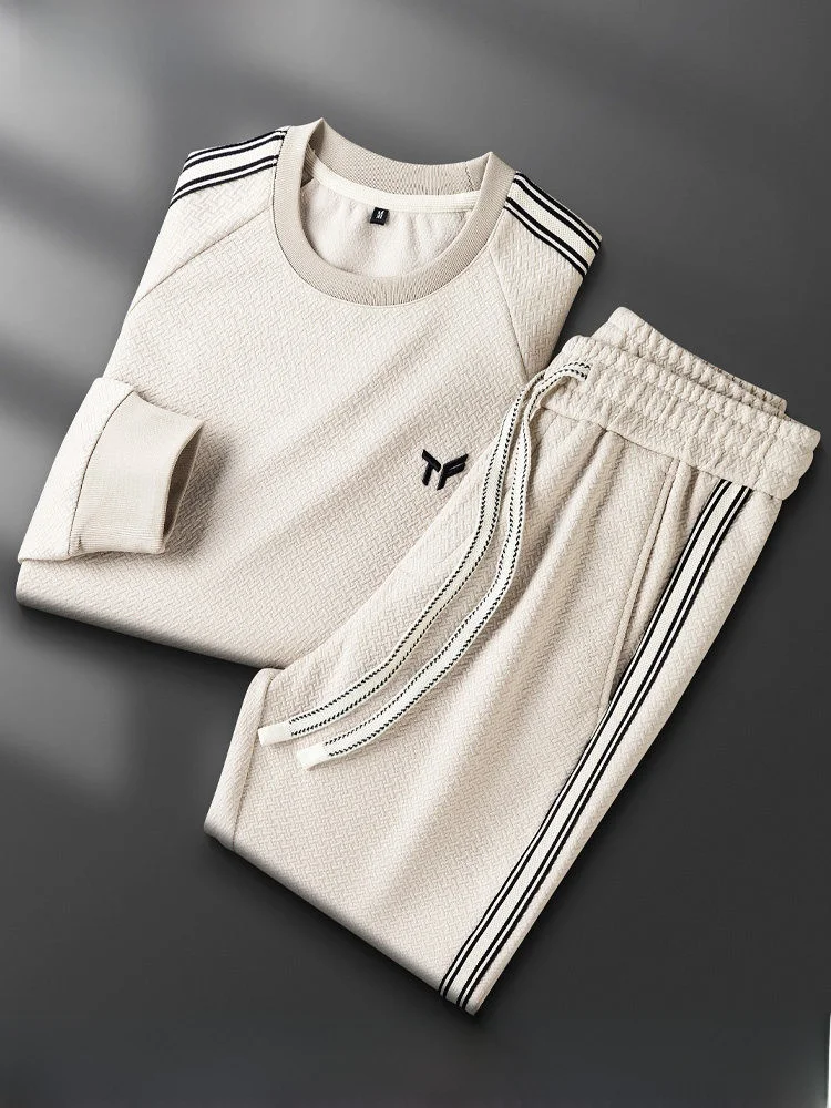 Элитный спортивный костюм с вышивкой: мужской свитшот с круглым вырезом и боковыми полосками, прямые спортивные брюки, комплект из двух предметов
Элитный спортивный костюм с вышивкой: мужской свитшот с круглым вырезом и боковыми полосками, прямые спортивные брюки, комплект из двух предметов