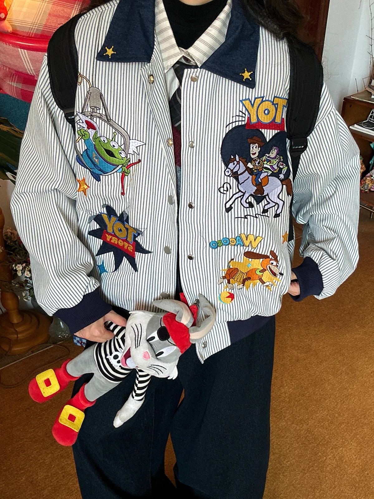 Американская мультяшная куртка с полосатой вышивкой, свободный воротник, женская, весенняя новинка, универсальная, с длинными рукавами, повседневная верхняя одежда
Американская мультяшная куртка с полосатой вышивкой, свободный воротник, женская, весенняя новинка, универсальная, с длинными рукавами, повседневная верхняя одежда