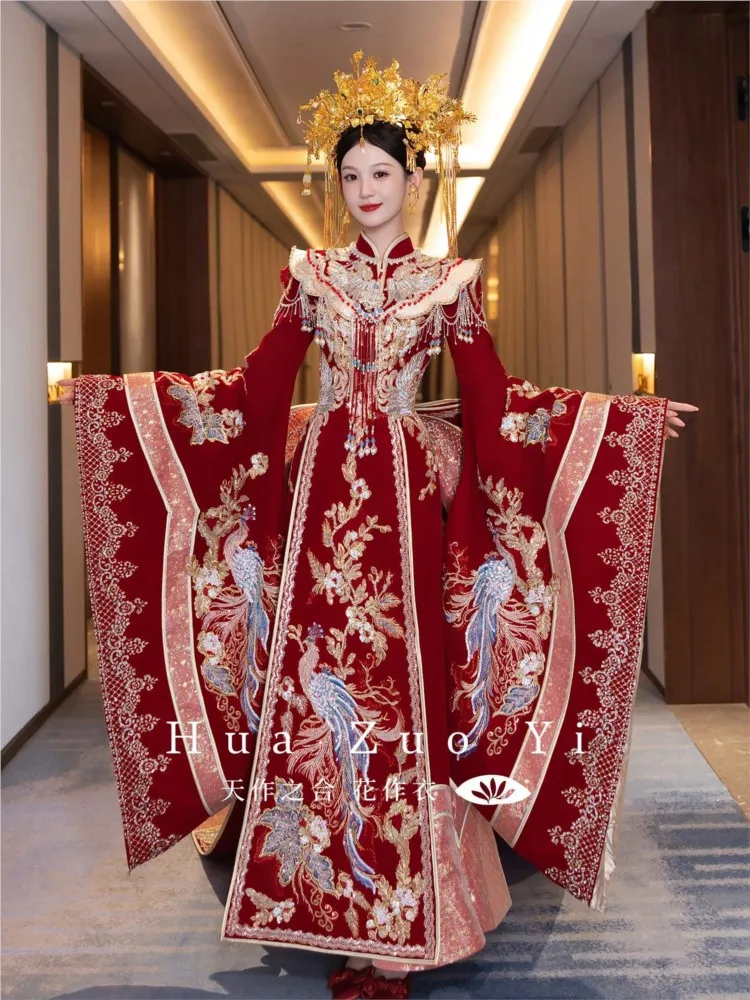 The bride's wedding is a Chinese-style Hanfu with
The bride's wedding is a Chinese-style Hanfu with