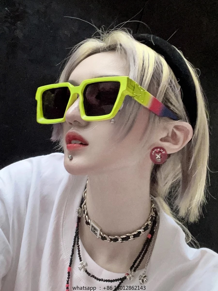 Цветные квадратные солнцезащитные очки в большой толстой оправе
Цветные квадратные солнцезащитные очки в большой толстой оправе